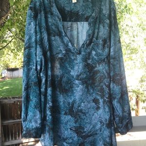 Long-sleeved blue flowy tunic